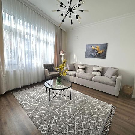 Center Of City In Besiktas 2 Plus 1 With 2 Bathroom And 3 Air Conditioner Isztambul Kültér fotó