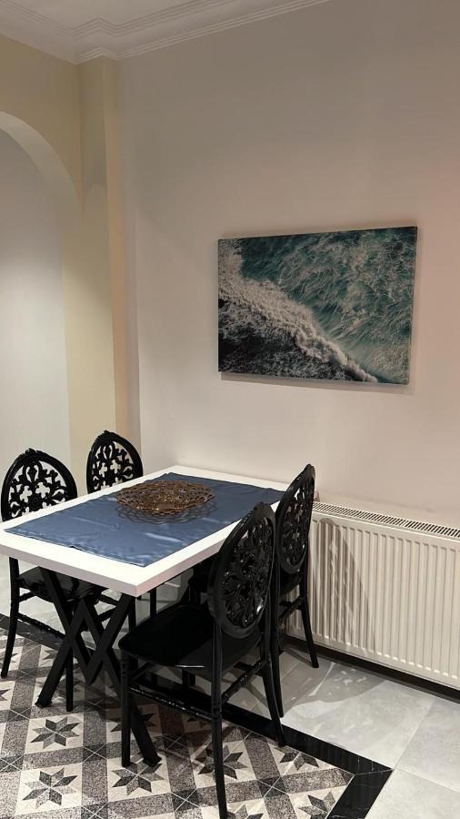 Center Of City In Besiktas 2 Plus 1 With 2 Bathroom And 3 Air Conditioner Isztambul Kültér fotó