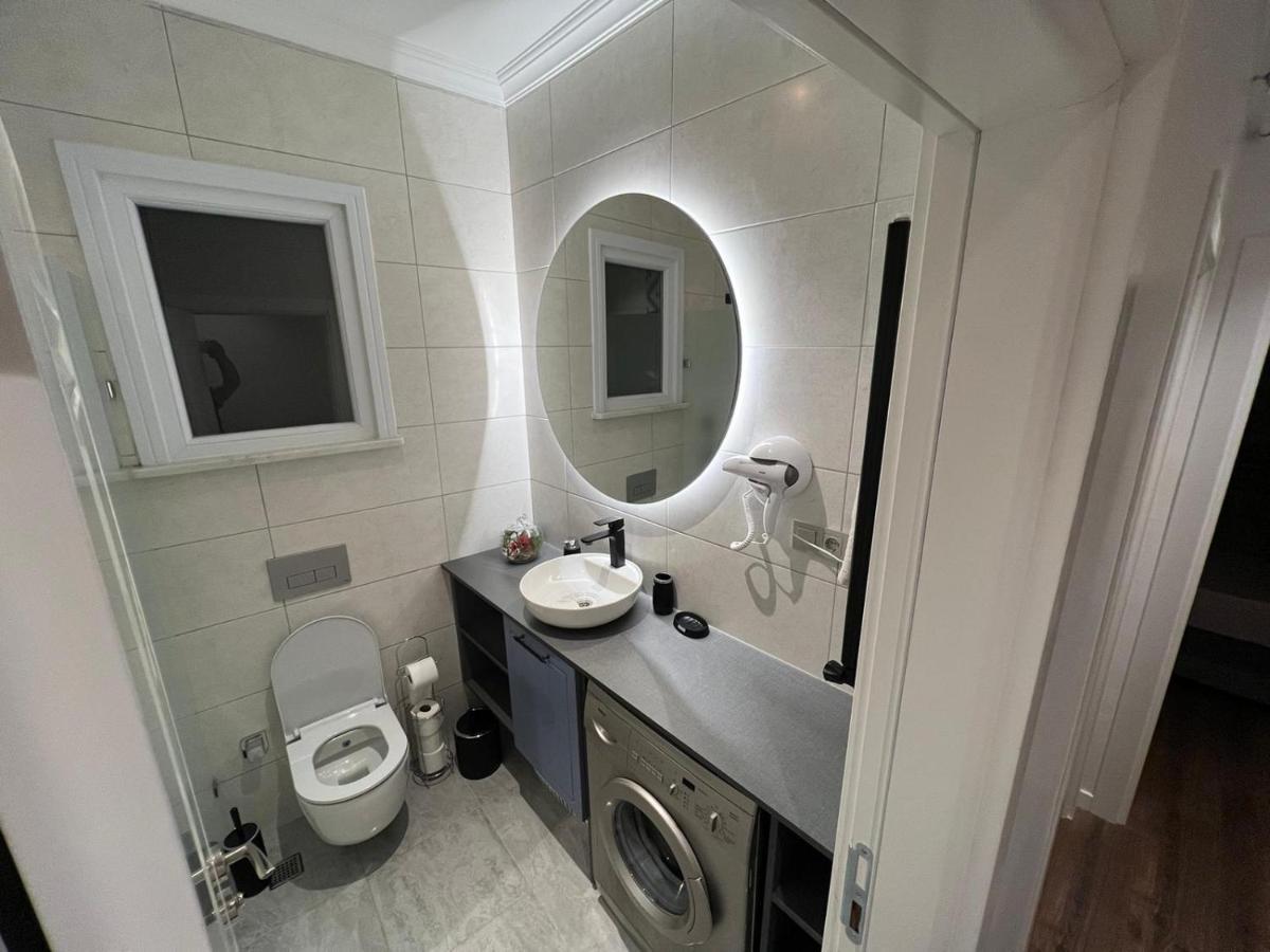 Center Of City In Besiktas 2 Plus 1 With 2 Bathroom And 3 Air Conditioner Isztambul Kültér fotó