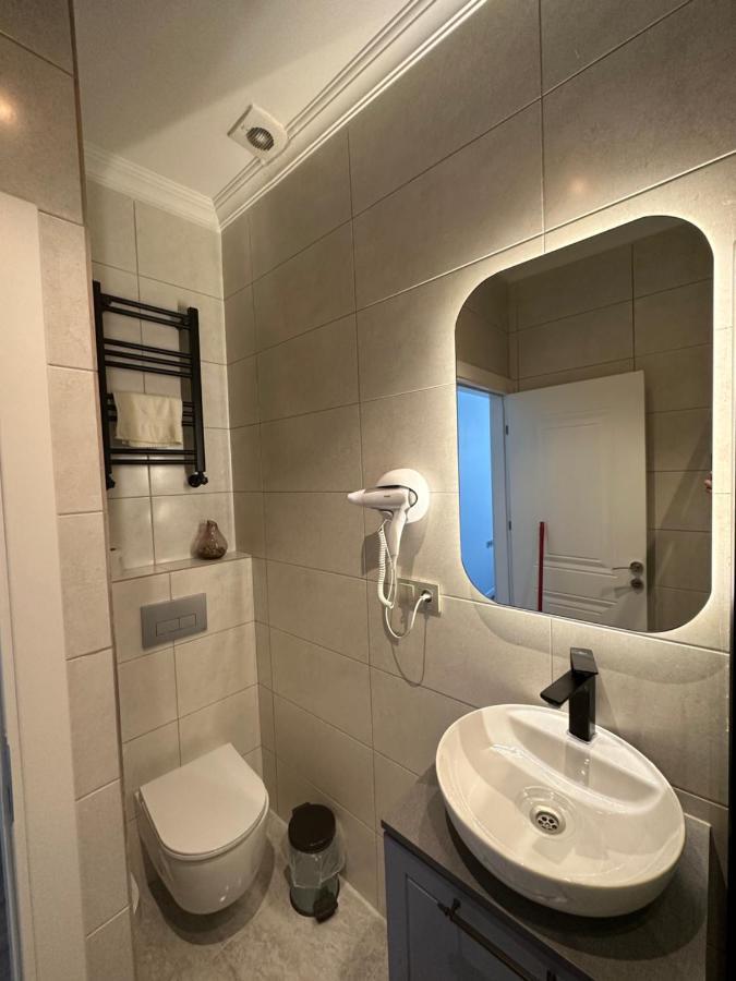 Center Of City In Besiktas 2 Plus 1 With 2 Bathroom And 3 Air Conditioner Isztambul Kültér fotó