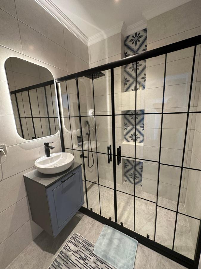 Center Of City In Besiktas 2 Plus 1 With 2 Bathroom And 3 Air Conditioner Isztambul Kültér fotó