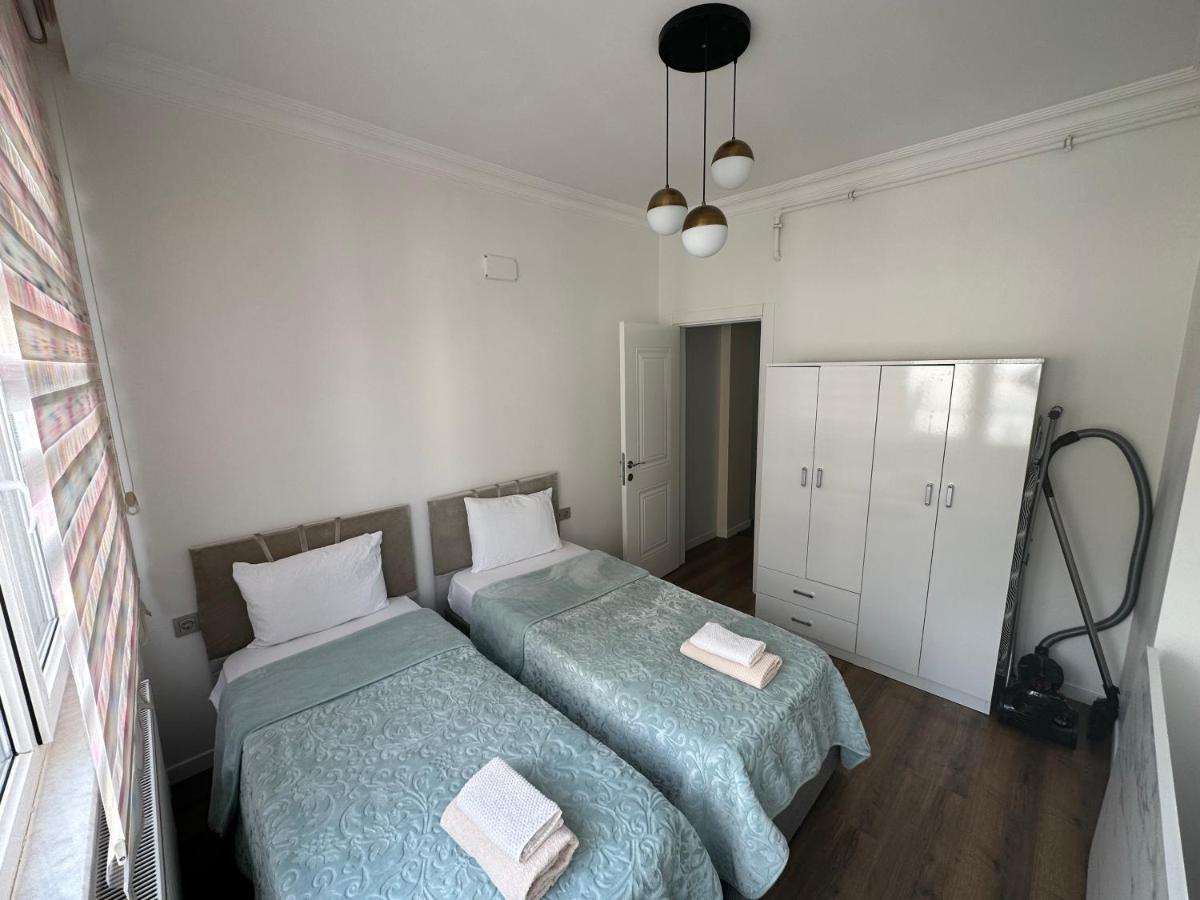 Center Of City In Besiktas 2 Plus 1 With 2 Bathroom And 3 Air Conditioner Isztambul Kültér fotó