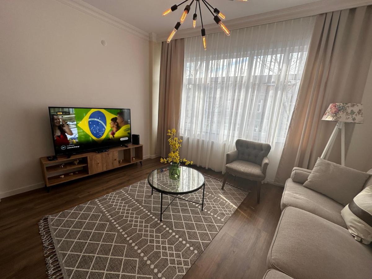 Center Of City In Besiktas 2 Plus 1 With 2 Bathroom And 3 Air Conditioner Isztambul Kültér fotó